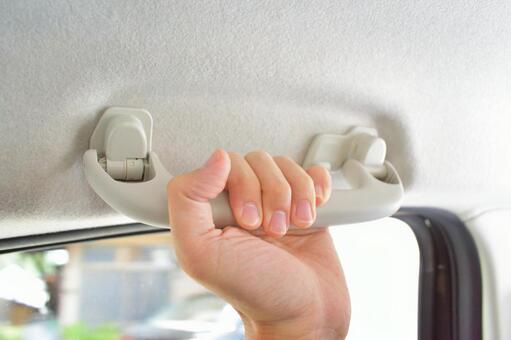 【呉市の中古車販売店】車のアシストグリップが減っている？消えた理由と後付け対策・失敗しない車選び【カーマッチ広島呉店】