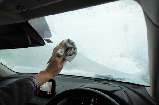 【呉市の方へ】これって故障？雨の日に車の窓が内側から曇る原因と一瞬で消す方法