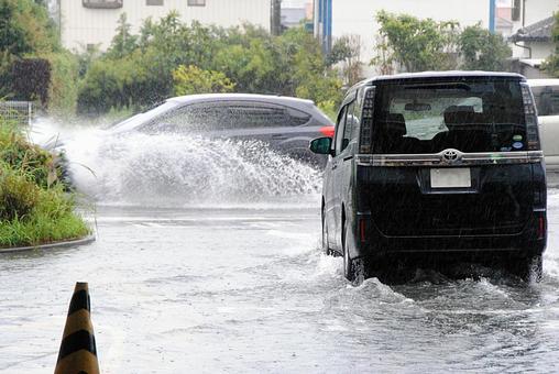 【呉市 中古車】道路が冠水したら車は何センチで動かなくなる？台風・大雨時の危険と避難の注意点
